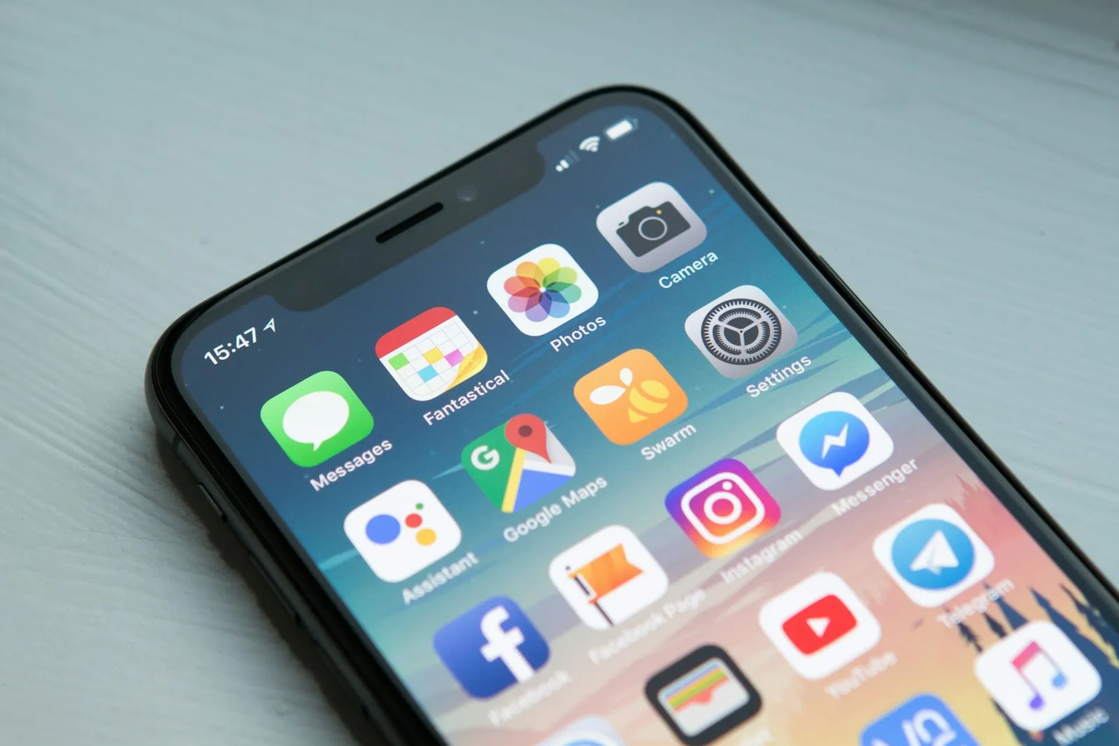 Außendienstmitarbeiter nutzt eine mobile App auf dem Smartphone